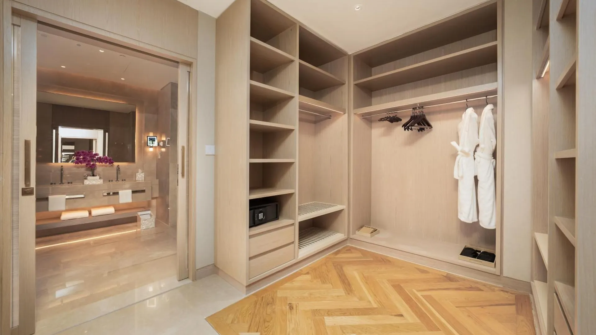 Hotel Five Luxe Dubai 5*,